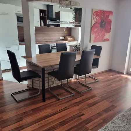 Lieblingsplatzl * ניוסטיפט אים סטובאיטל